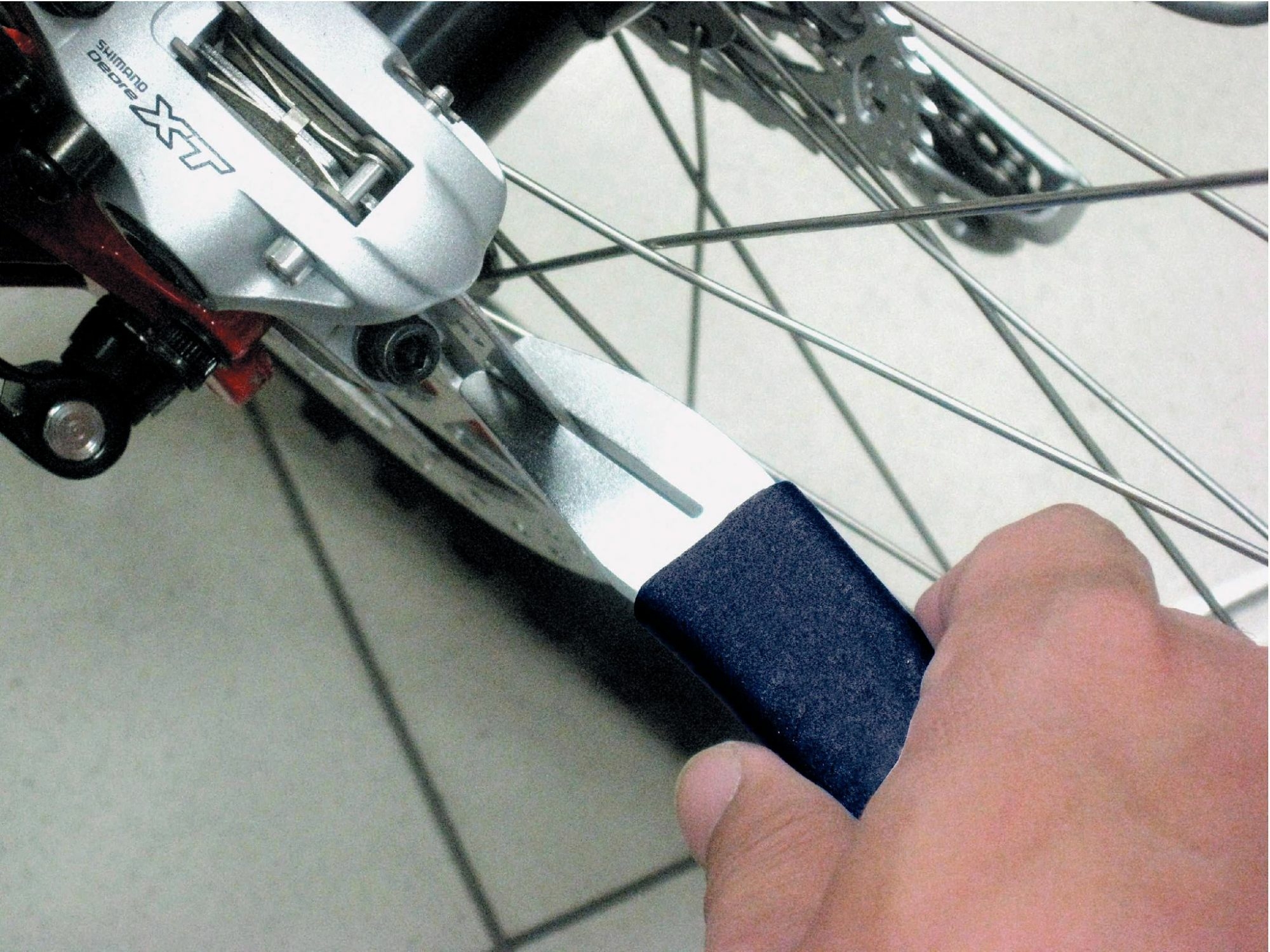 Fuxon straightening tool for brake discs