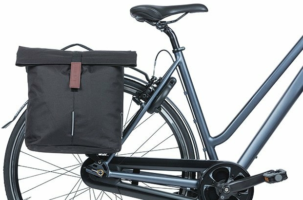 Bici da città con doppia borsa Basil