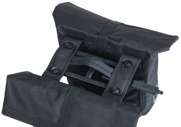 Bici da città con doppia borsa Basil
